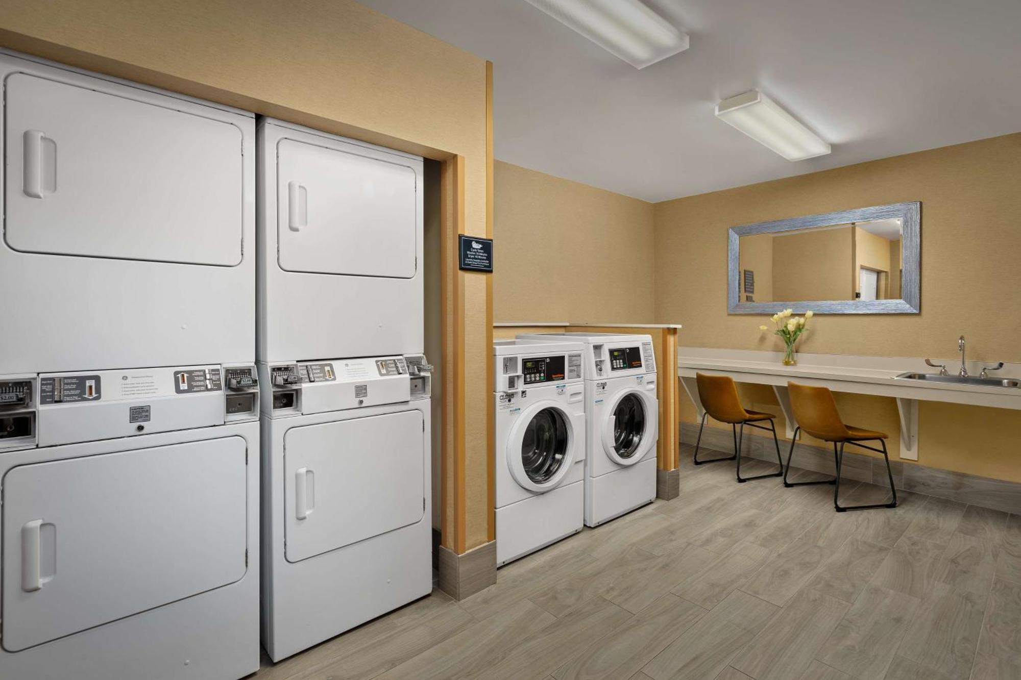 Homewood Suites By Hilton At The Waterfront Wichita Exteriör bild